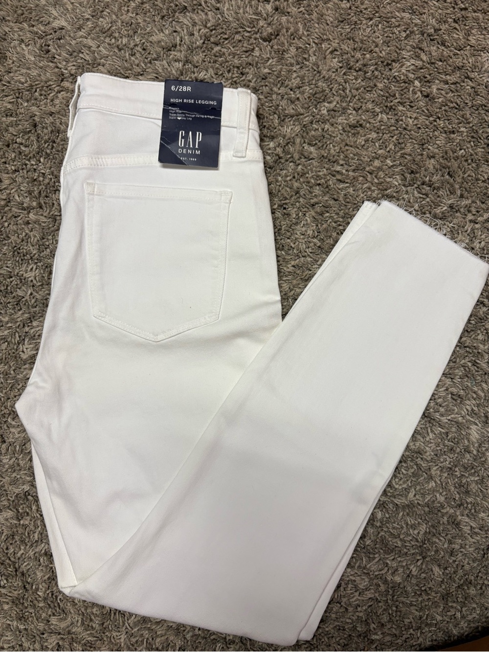 GAP High-Rise White Women's skinny Jeans - raw hem, button fly. Size 6 NWT